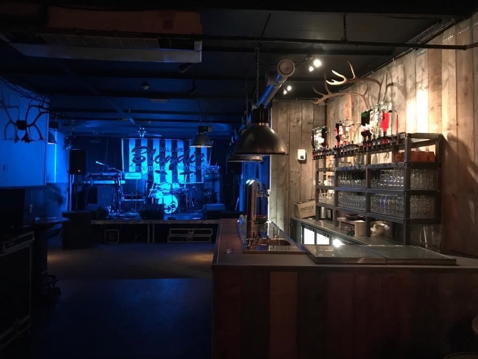 De bar en het podium in de zaal van ’t Hert