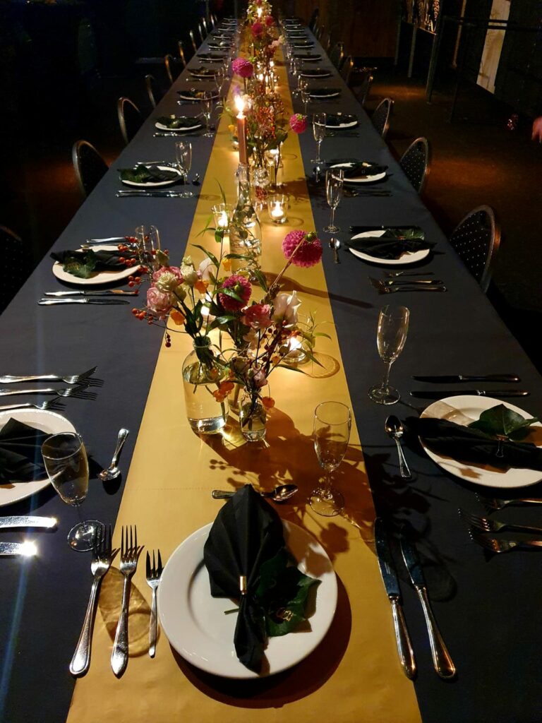 Een lange gedekte tafel bij ’t Hert