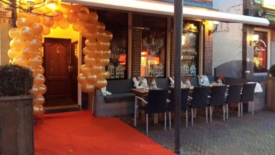 Feestelijk versierde entree van Café ’t Hert