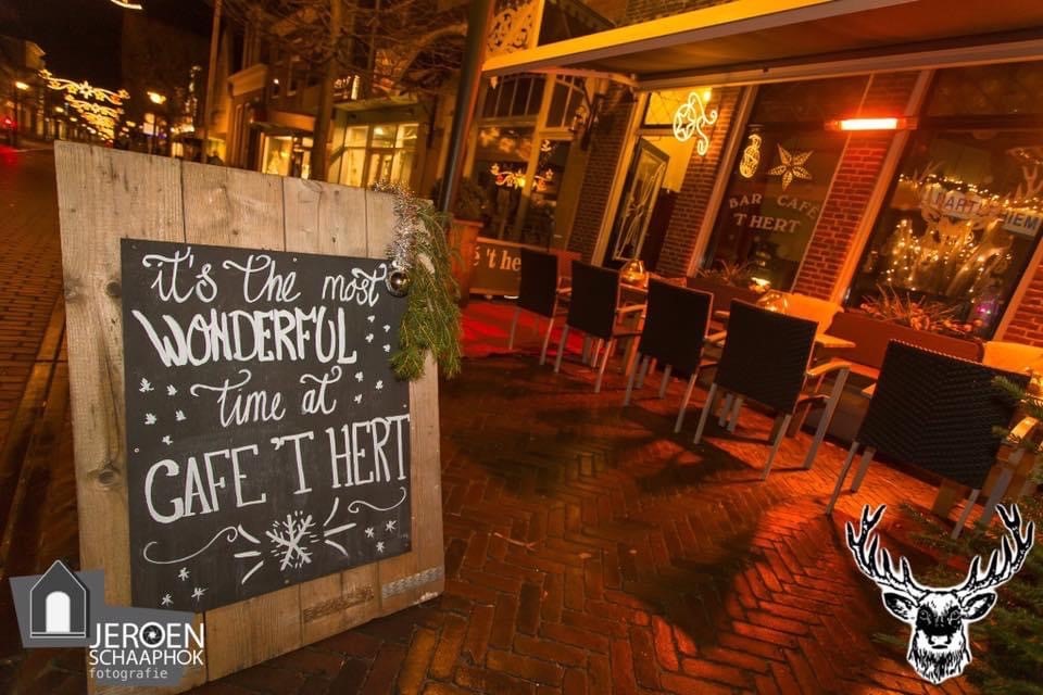 De verlichte entree van Café ’t Hert in de Midstraat